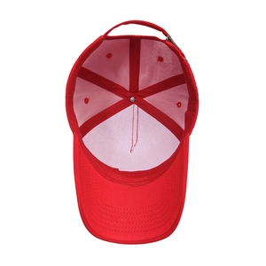 Innenansicht einer roten strukturierten Baseballkappe mit Sechs-Panel-Stich und Gurtband