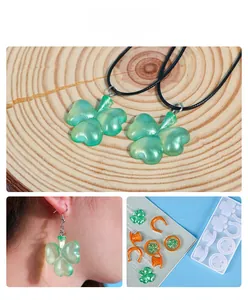 Stampo in silicone a trifoglio DIY con ciondolo in resina verde e parti di gioielli