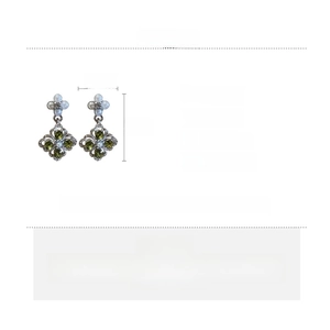Detail view of retro clover earrings with green stones and pearls including product dimensions