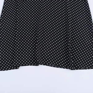 Abito con spalline sottili a pois e spacco laterale in tessuto leggero bianco e nero