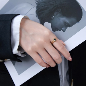 Minimalist 18K gold-plated chain ring with black rectangular inlay on female hand
