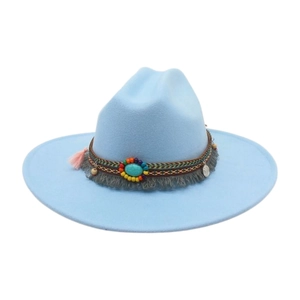 Détail d'un chapeau fedora bleu clair avec bandeau bohème et pierre turquoise centrale