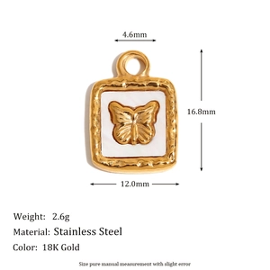 Vue macro d'un pendentif papillon plaqué or 18K avec nacre et dimensions précises