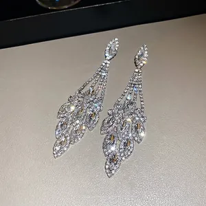 Orecchini a pendente in argento con strass marquise e lunghe nappe di lusso