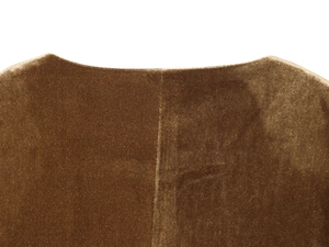 Vue macro du tissu en velours marron montrant les coutures de qualité sur le tailleur