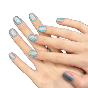 Faux ongles holographiques bleus aurore sirène avec texture 3D de coquillage et gouttes d'eau