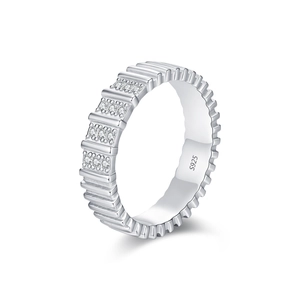 Bague en argent S925 avec moissanite de couleur D et texture nervurée sertie de diamants