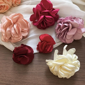 Detail von bunten Seidenblumenringen mit eleganten Satin-Blütenblättern in kräftigen Tönen