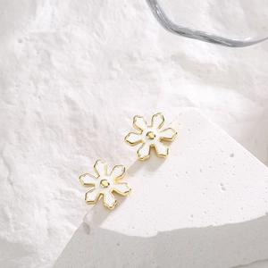 Orecchini a lobo a fiore in oro 18K e smalto bianco per donne dal design minimal