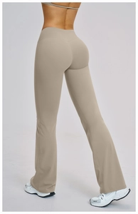 Gros plan d'un pantalon de yoga évasé beige à taille haute montrant la texture du tissu