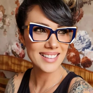 Dettaglio occhiali tr90 cat-eye anti luce blu con montatura irregolare multicolore
