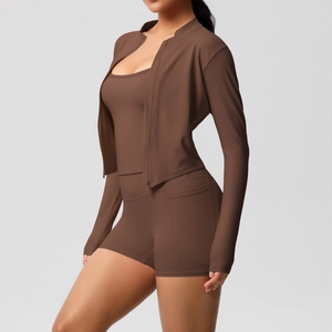 Ensemble de fitness 3 pièces marron chocolat avec veste zippée, débardeur et short