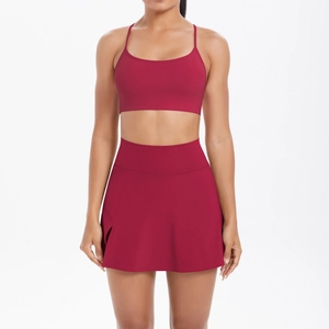 Détail d'un ensemble de yoga bordeaux avec brassière à bretelles et jupe-short taille haute