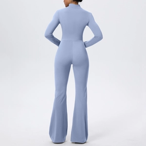 Vue arrière de la combinaison de yoga bleu clair avec pantalon évasé et tissu respirant