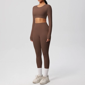 Detail of high-waist brown yoga leggings with side pocket and cropped long sleeve top