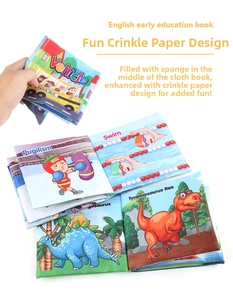 Détail d'un livre en tissu pour bébé avec papier bruissant et dessins de dinosaures