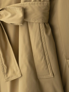 Détail d'un trench-coat kaki avec tissu en sergé et ceinture nouée à la taille