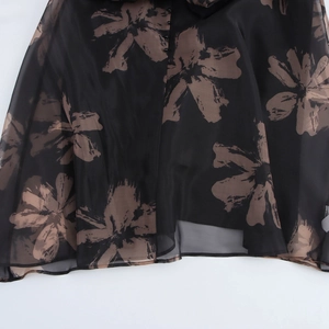 Robe française en organza noir avec imprimé floral et manches bouffantes élégantes