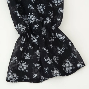 Robe courte en mousseline fleurie de style français avec ourlet étagé et manches trompette