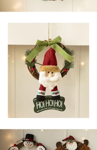 Détail d'une couronne Père Noël avec signe HO HO HO et anneau de rotin tressé