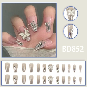 Set di unghie finte ballerina con glitter sfumati, farfalle e strass eleganti da donna