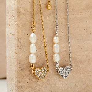 Adjustable pearl and heart pendant bracelet in gold and silver stainless steel