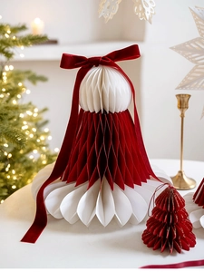 Détail d'un ornement de Noël en nid d'abeille rouge et blanc avec un nœud en velours
