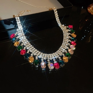 Gros plan détaillé d'un collier ras du cou luxueux en cristal multicolore et pierres carrées