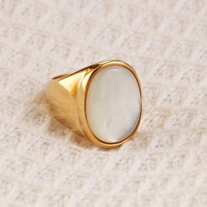Elegante anello a sigillo dorato da donna con intarsio in madreperla bianca ovale