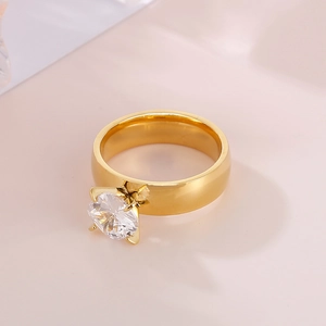 Détails macro d'une bague en acier titane doré avec un solitaire carré à quatre griffes