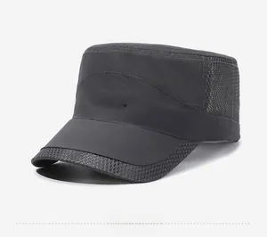 Détail d'une casquette de sport en mesh gris foncé avec broderie SPORT devant