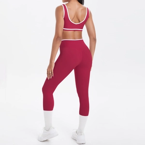 Details des burgunderroten Yoga-Sets mit überkreuztem Sport-BH und hoch taillierter Leggings