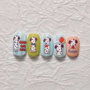 Dettaglio degli adesivi per unghie 3D a rilievo con cani dalmata e colori macaron