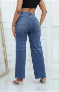 Vista posteriore di jeans dritti blu scuro con pieghe lavate e design dal taglio dritto