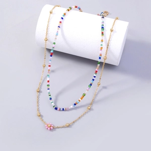 Collier double rang avec perles colorées et petit pendentif en fleur de marguerite rose