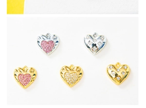 Vue détaillée de breloques en alliage en forme de cœur avec zircon rose et strass en or et argent