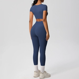Vue arrière d'un ensemble de yoga bleu foncé avec legging taille haute et haut court