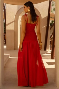 Dettaglio dell'abito rosso a punto smock senza maniche con gonna lunga in chiffon