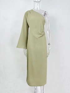 Detail des hellolivgrünen One-Shoulder-Kleides mit eleganten Taillenfalten und Ärmeln