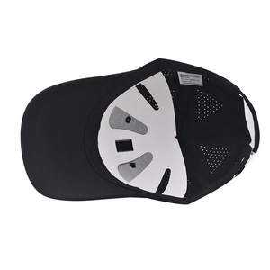 Dettaglio interno del cappellino sportivo impermeabile con fori traspiranti e etichetta