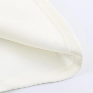 Elegante witte satijnen jurk met fijne twill textuur en professionele zoomsteek details