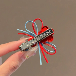 Pince à cheveux noeud contrastée colorée avec design minimaliste en fil métallique