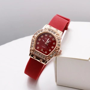 Nahaufnahme der Tonneau-Quarzuhr mit rotem Silikonarmband und Roségold-Strass-Lünette