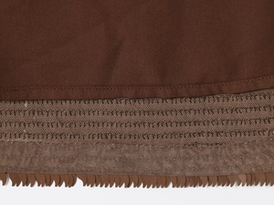 Détail de la taille élastique en maille et des coutures sur une mini-jupe à paillettes