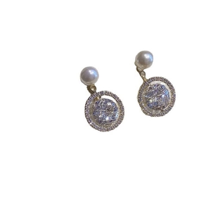 Boucles d'oreilles plaquées or avec perles et pendentifs cercles en zircons
