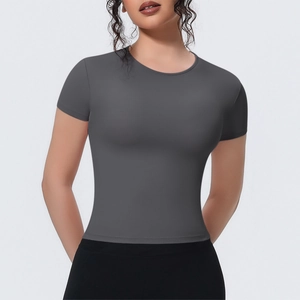 Détail du t-shirt de yoga gris foncé sans couture avec coupe ajustée et col rond
