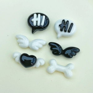 Set mit 6 schwarz-weißen Harz-Accessoires inklusive Flügeln Knochen und Hi-Blasen