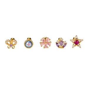 Lot de cinq boucles d'oreilles dorées en forme de cœur et étoile avec zircons