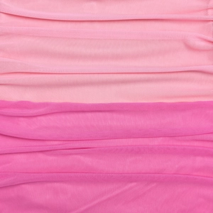 Détail macro de la texture du tissu en maille dégradé rose et de la matière plissée