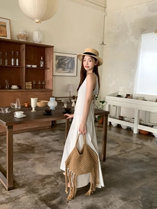 Vista dettagliata della borsa con frange intrecciate in stile boho in un set vintage.
